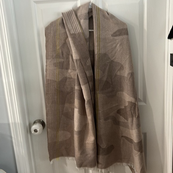 Gap beige with yellow stripe soft wrap - Picture 7 of 10